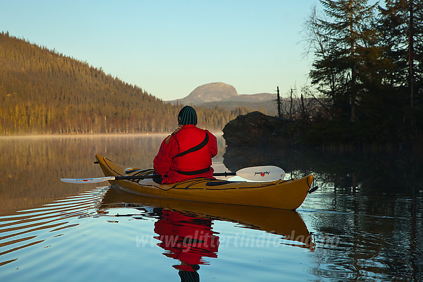 Padling på Steinsetfjorden en høstmorgen. Rundemellen i bakgrunnen.