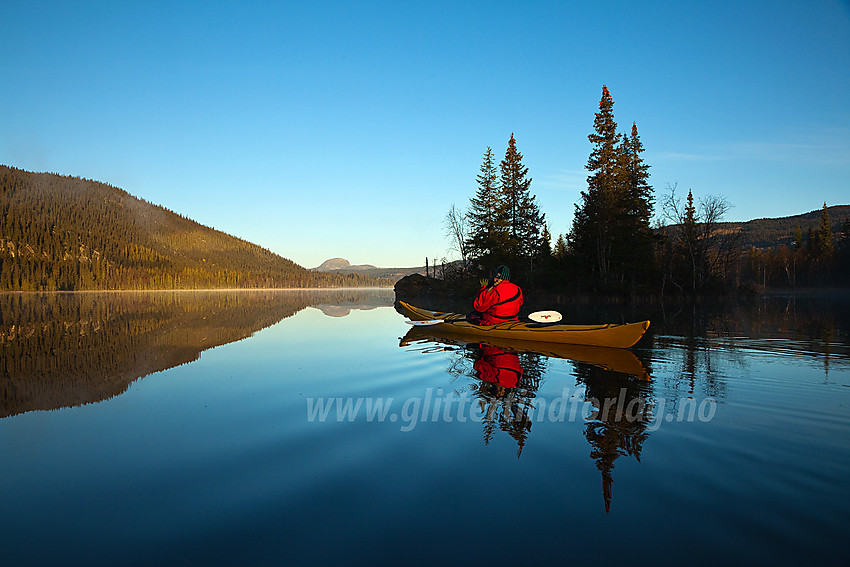 Padling på Steinsetfjorden en høstmorgen. Rundemellen i bakgrunnen.