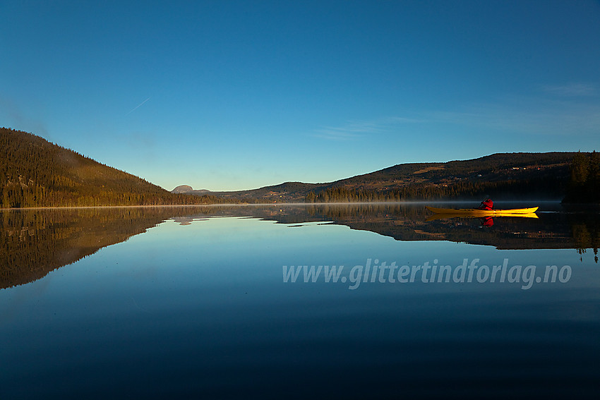 Padling på Steinsetfjorden en høstmorgen.  Rundemellen i bakgrunnen.