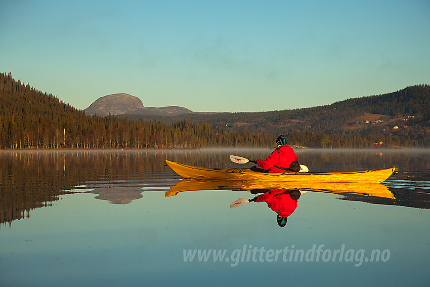 Padling på Steinsetfjorden en høstmorgen.  Rundemellen i bakgrunnen.