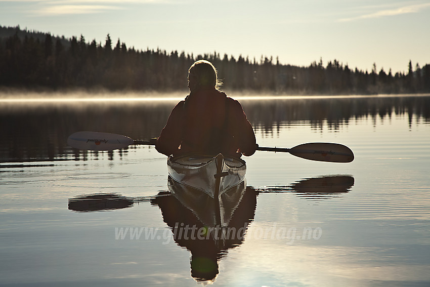 Padling på Steinsetfjorden en høstmorgen.