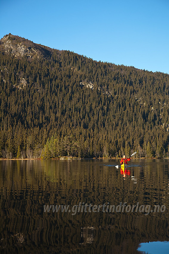 Padling på Steinsetfjorden en blikkstille høstdag.