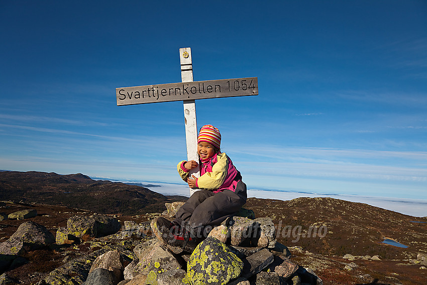 Fornøyde liten fjellvandrer på toppen av Svarttjernkollen på Ringerike.