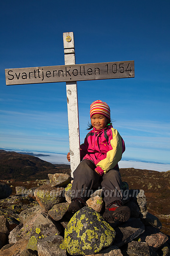 Fornøyde liten fjellvandrer på toppen av Svarttjernkollen på Ringerike.