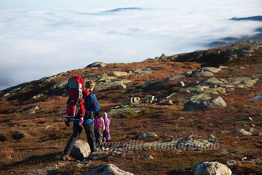 På vei ned fra Svarttjernkollen i Ådalsfjella. Nede i lavlandet er det meste dekket av et tett tåketeppe denne flotte høstdagen.