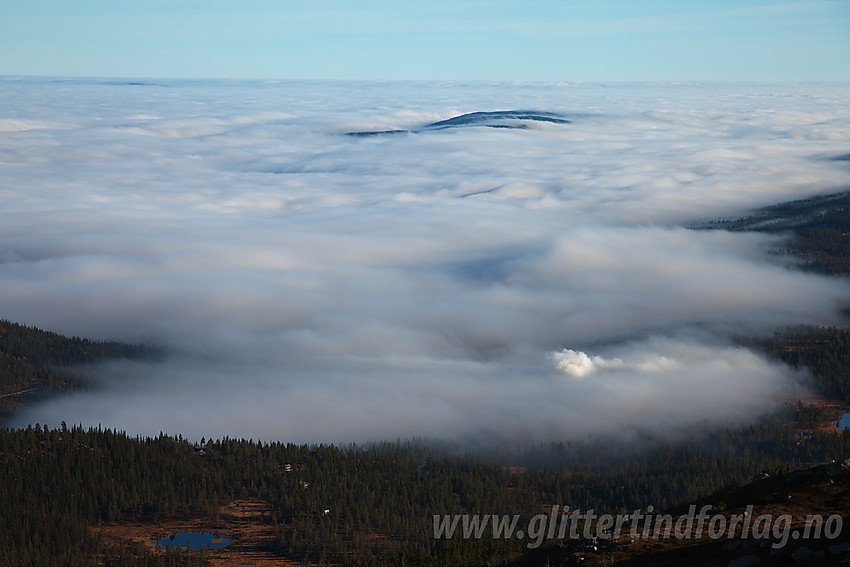 Utsikt fra Svarttjernkollen i Ådalsfjella nedover Ringerike. Ikke mye sol nede i dalene denne dagen nei.