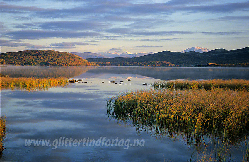 Flott morgen ved blikkstille tjern på Venabygdsfjellet mot Rondane.