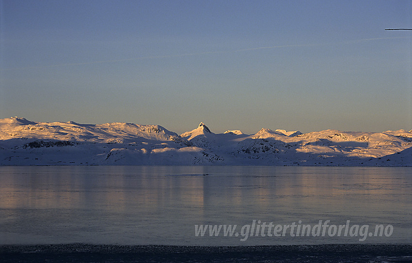 Solnedgang over Jotunheimen sett fra sørenden av Tyin.