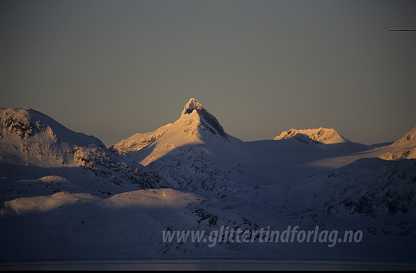 Med telelinse fra sørenden av Tyin mot Uranostinden (2157 moh).