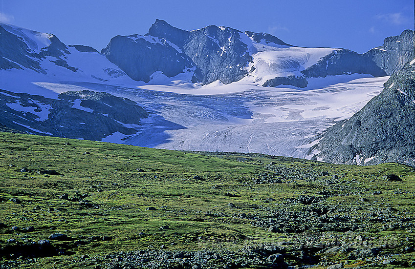 Slettmarkpiggen (2164 moh) og Slettmarkbrean.