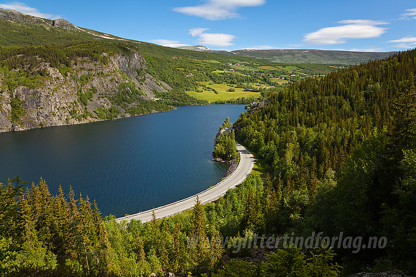 Utsikt fra den gamle kongevegen mot E 16, østenden av Vangsmjøse og Hensåsen/Slettefjellet.