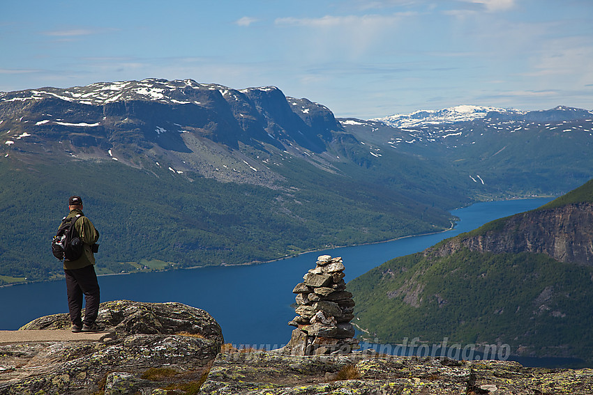 Flott utsikt fra Hugakøllen mot Vangsmjøse og Bergsfjellet.