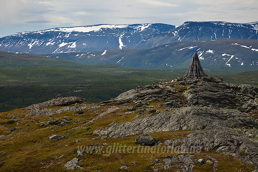 Hugakøllen (1131 moh) med Ranastonig og Rankonøse i bakgrunnen.