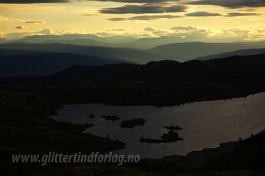 Sommerkveld fra Bjørgovarden med Langevatnet i forgrunnen.