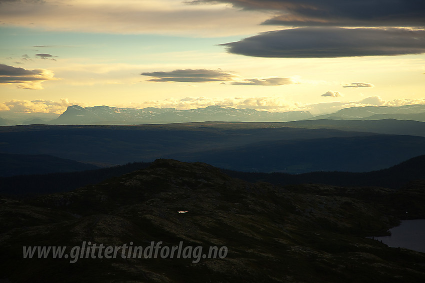 Utsikt fra Bjørgovarden en sommerkveld mot Stølsvidda, Skogshorn og Veslebotnskarvet.