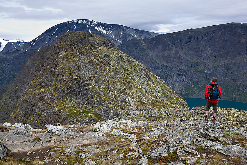 Mot Knutshøe (1517 moh) med Besshøe og Veslfjellet i bakgrunnen.