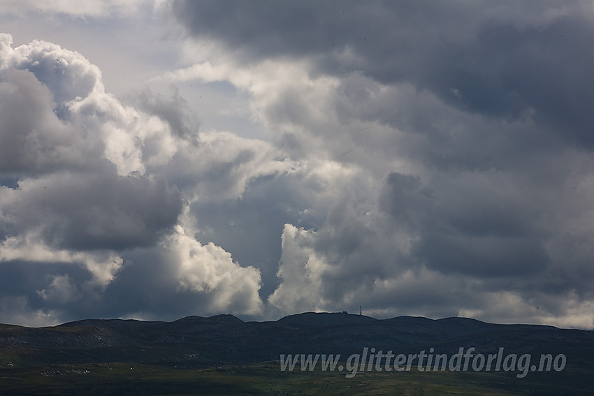 Mørke, litt truende, skyer over Spåtinden (1414 moh).