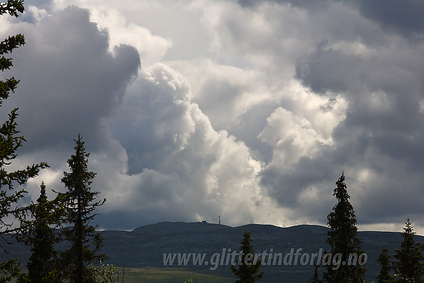 Mørke, litt truende, skyer over Spåtinden (1414 moh).