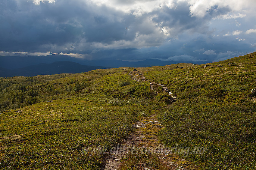 På vei mot Gravfjellet. Rundt i omgivelsene er skyene relativt truene.