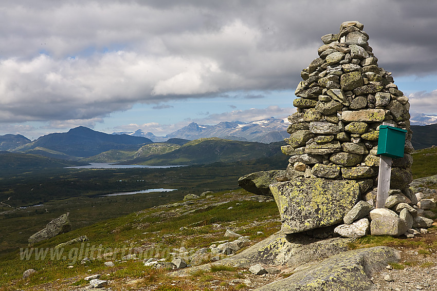 På toppen av Brummaknappen (1150 moh) med Bitihorn og Jotunheimen i bakgrunnen.