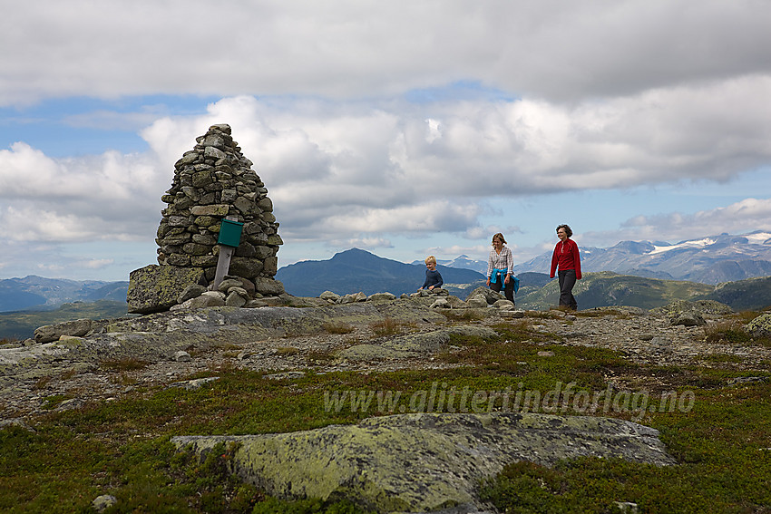 Fjellvandrere på topen av Brummaknappen (1150 moh) i Øystre Slidre.