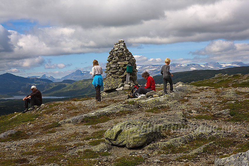 Fjellvandrere på topen av Brummaknappen (1150 moh) i Øystre Slidre.