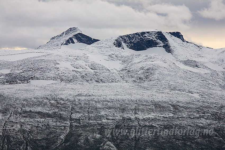 Med telelinse fra bakkene mot Heimdalshøe, mot Tjønnholstinden (2329 moh) og Høgdebrotet (2226 moh).