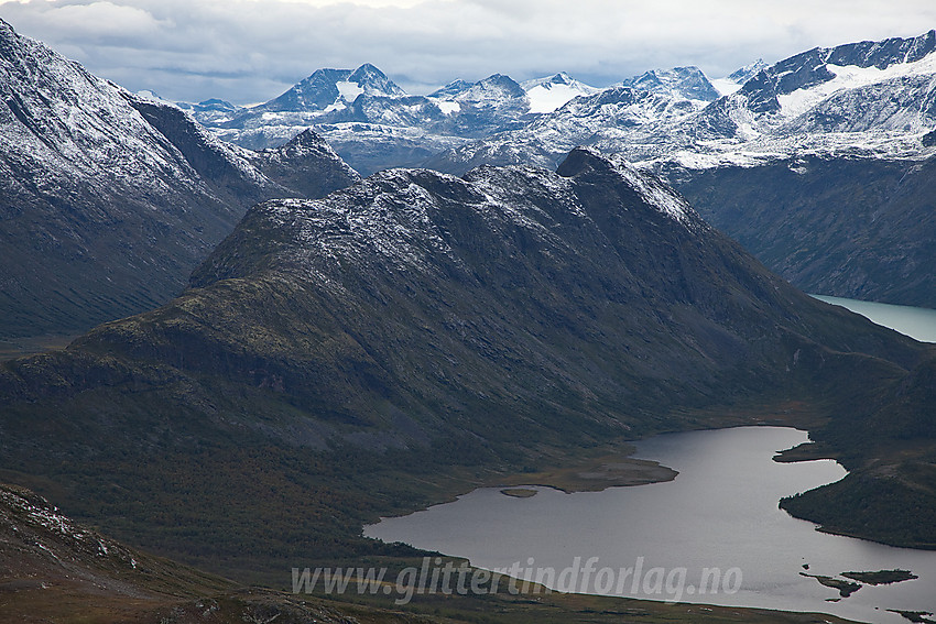 Under oppstigningen til Heimdalshøe mot bl.a. Knutshøe (1517 moh) og Nedre Leirungen.