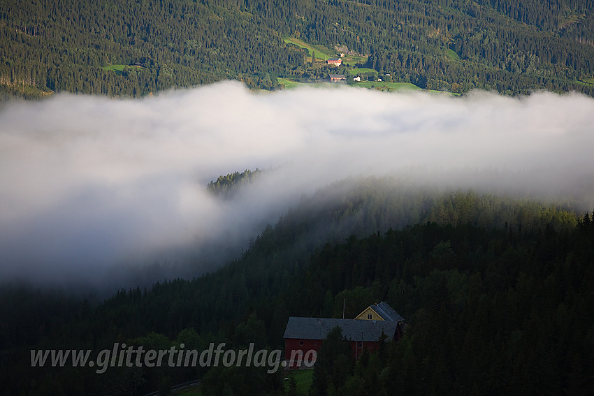 Tåkeskyer over dalen mellom Skrautvål og Melbybråten i Nord-Aurdal.