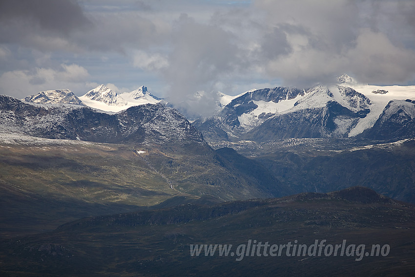 Fra Nørdre Gluptinden med telelinse mot Jotunheimen med bl.a. Hellstugutindane, Bukkehåmåren og Surtningssue.