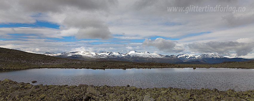 Ved lite tjern i botnen rett vest for Gråhøe mot Gjendealpene i Jotunheimen.