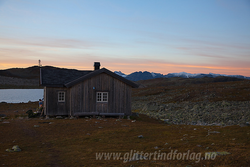 Kveld over Tomashelleren med Jotunheimen i bakgrunnen.