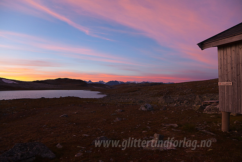 Kveld over Tomashelleren med Jotunheimen i bakgrunnen.