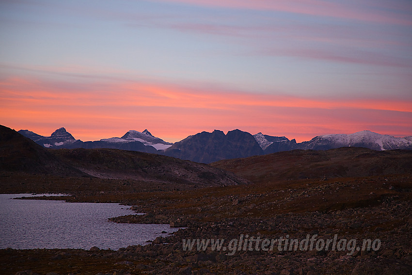 Høstkveld ved Tomashelleren mot Jotunheimens tinder.