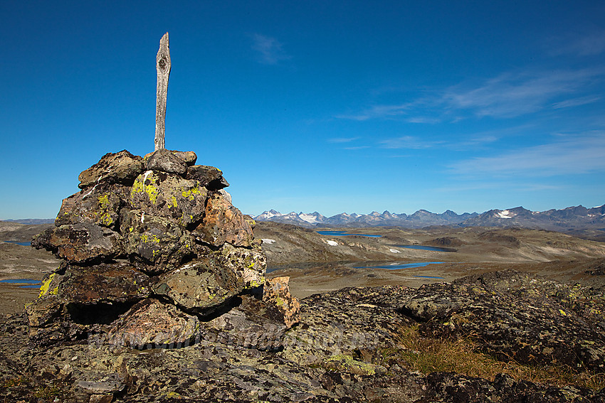 På det østlige toppunktet på Høgegge med utsikt i retning Jotunheimen.