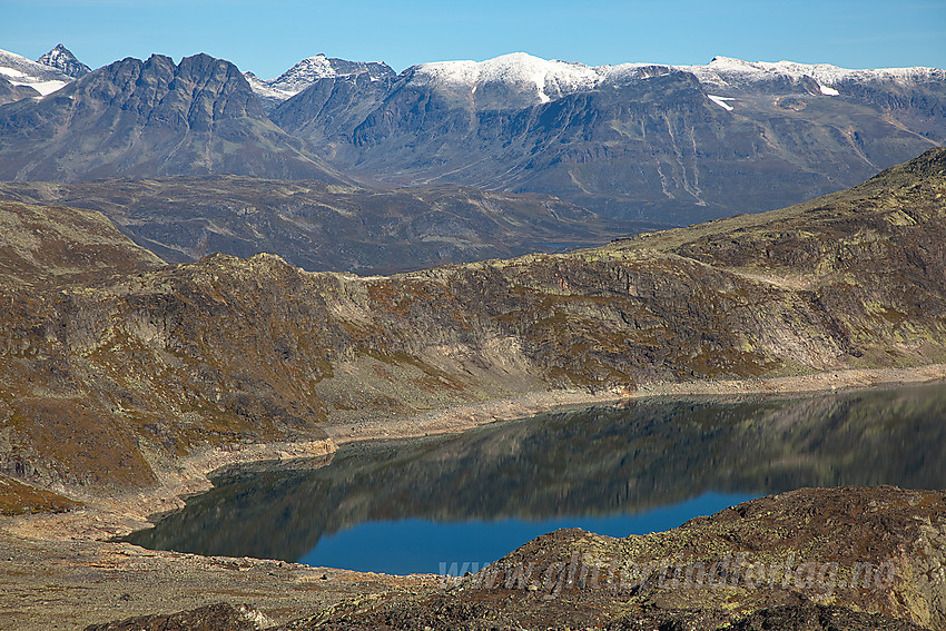 Utsikt fra Høgegge mot Rysntjednet og Gjendealpene i Jotunheimen.