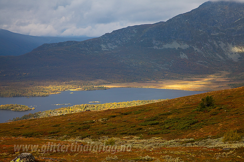 På vei til Grønsennknipa med utsikt til Grønsennvatnet.