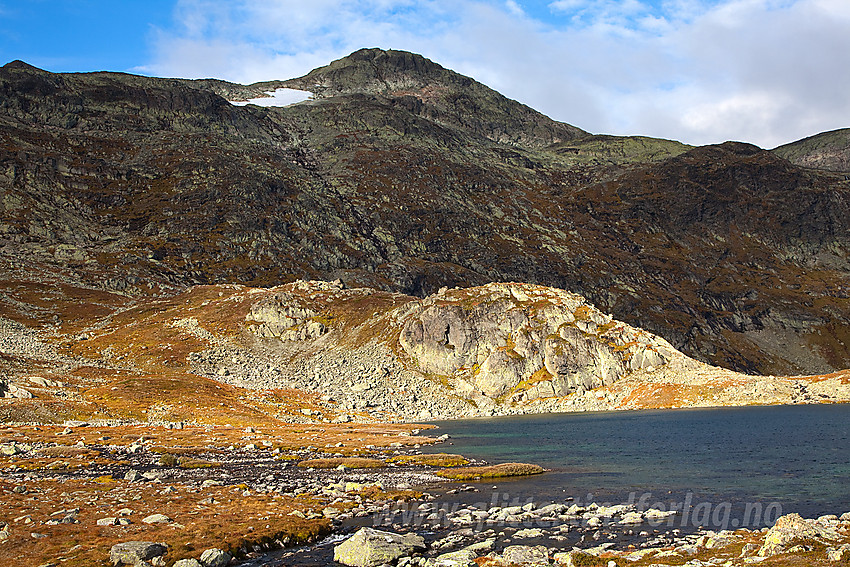 I Mugnebotten ved det ytterste tjernet med Mugnetinden (1738 moh) i bakgrunnen.