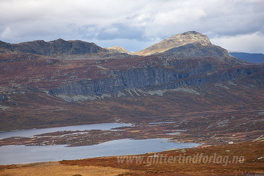 Fra stien mot Mugnetinden, like ovenfor Mugnestølen, med utsikt i retning Fleinsendin, Velumskardet og Bitihorn (1607 moh).