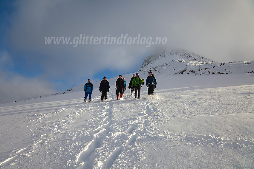 Gruppe fjellvandrere på retur fra Semeltinden (2236 moh) som ses i bakgrunnen.