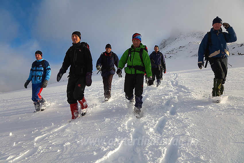 Gruppe fjellvandrere på retur fra Semeltinden (2236 moh) som ses i bakgrunnen.