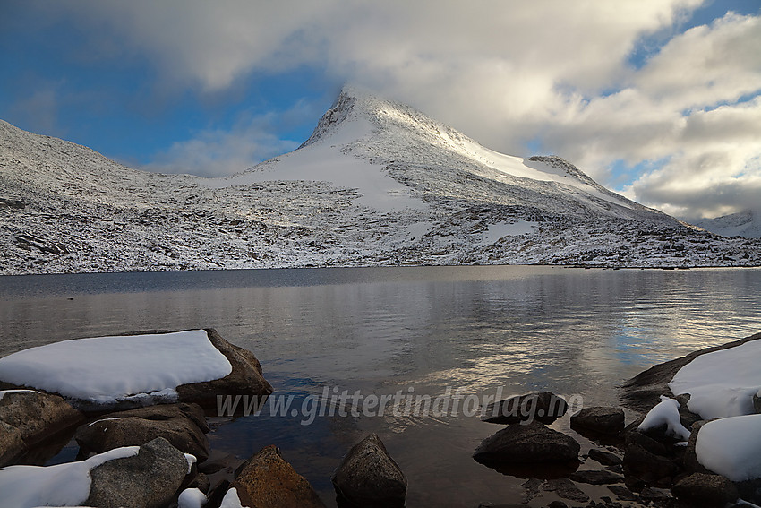 I Urdadalen ved Urdadalstjønne med Semeltinden (2236 moh) i bakgrunnen.