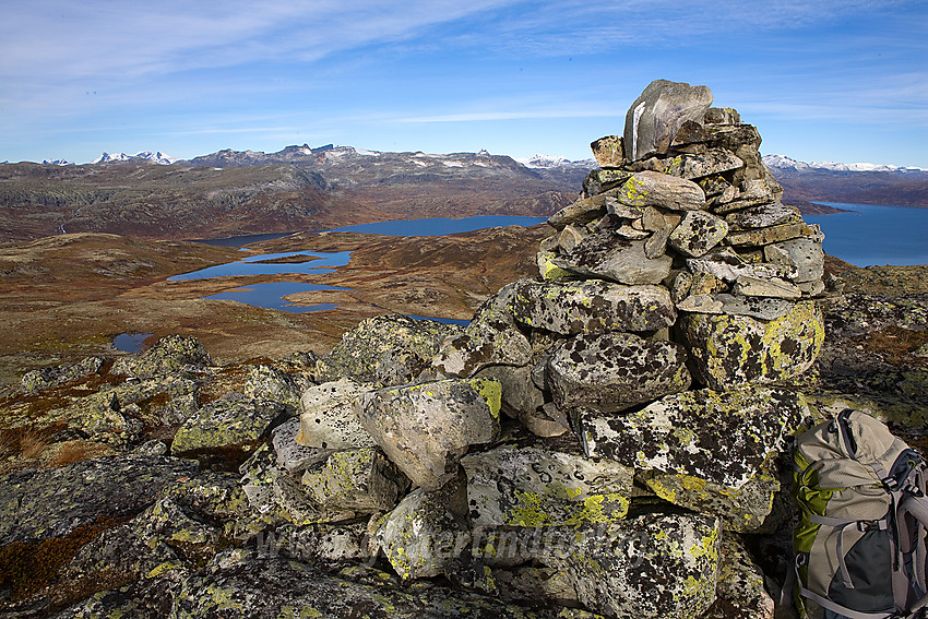 På toppen av Tyinstølnøse (1386 moh) med utsikt i retnign Vest-Jotunheimen.