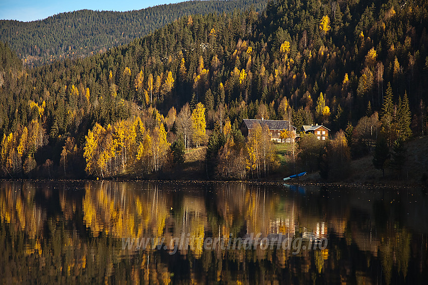 På vei oppover Aurdalsfjorden mot Landmark. Her går kommunegrensa mellom Sør og Nord-Aurdal midt utpå vannet.