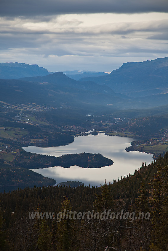 Utsikt fra Kvithøvd mot Slidrefjorden, Hugakøllen og Vennisfjellet.