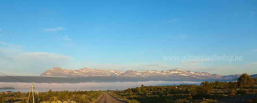 Panorama fra Panoramaveien. Her på vei ned mot Nøsen med fjellrekka fra Skogshorn til Veslebotnskarvet i bakgrunnen.