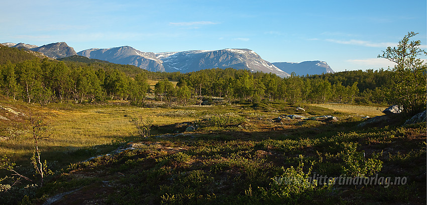 På tur fra Raudbekkstølen til Veslebotnskarvet med utsikt i retning Hydalsberget, Ranastongeggi og Klanten.