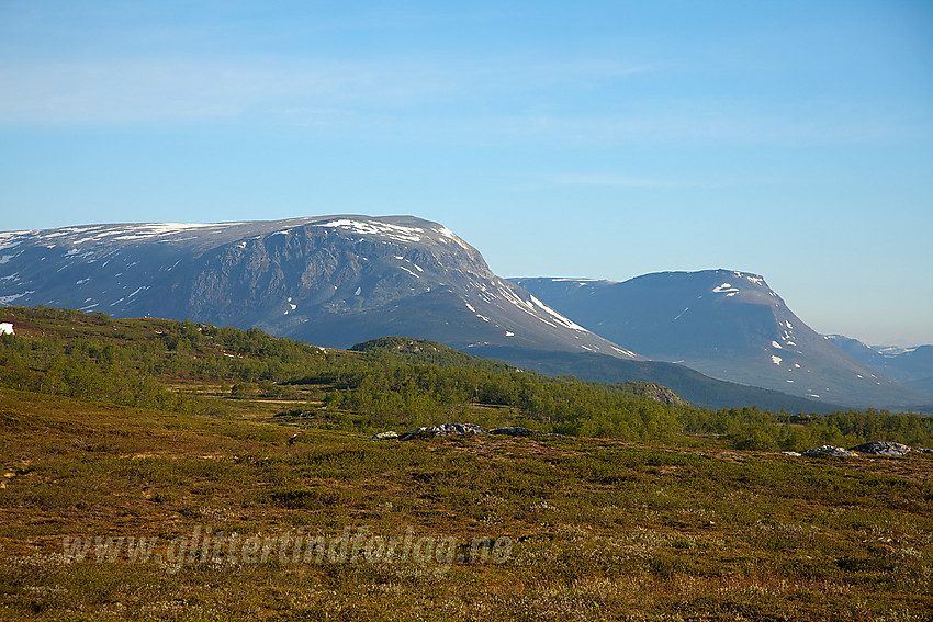 På tur fra Raudbekkstølen til Veslebotnskarvet. Her med utsyn til Ranastongeggi og Klanten.