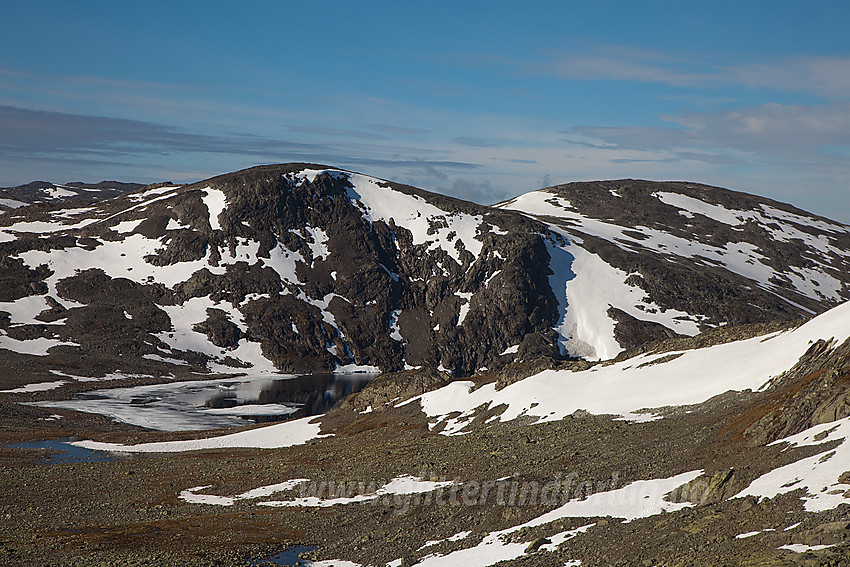 På tur mot Veslebotnskarvet med blikk mot Nordre Grunntjernet og Bjørnbakknøse.