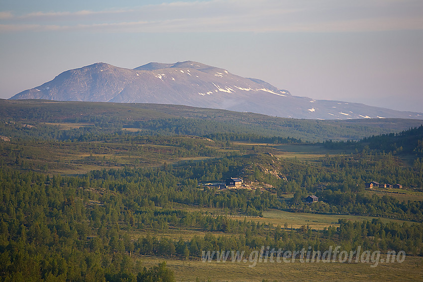 Fra Panoramaveien mot Gilafjellet med telelinse en sommermorgen.